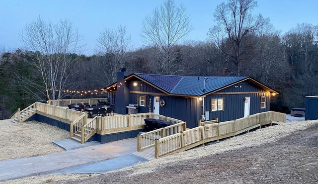 Chic Cabin with Game Space, Jacuzzi and Private Deck in Tennessee