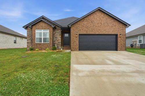 Clarksville Family Basecamp w Fireplace & Hot tub home
