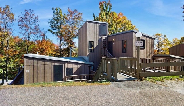 Close to ski resort condo, gas fireplace, balcony, w/d, free shuttle, wifi