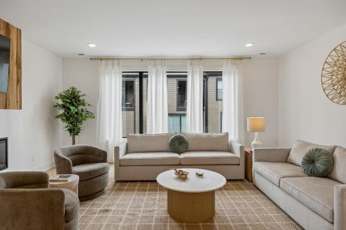 Combined Nashville Twin Townhomes 6BR Hot Tubs