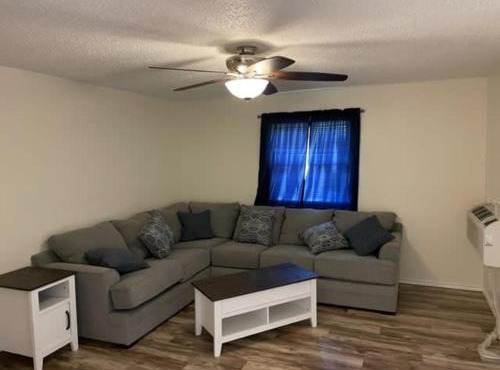 Comfortable downstairs 2 bed next to Fort Sill