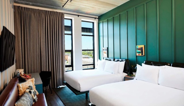 Comfy Room w/Rooftop Bar and All-Day Cafe in Trendy East Nashville