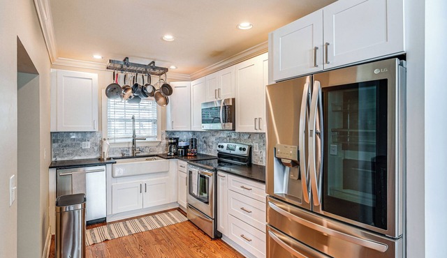 Convenient Nashville Hub w/Yard, 3 Mi to Downtown