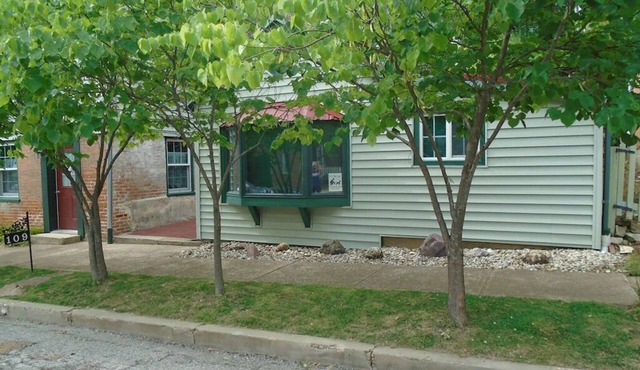 Cottage located in Hermann, MO. Historic District. 100% NO SMOKING PROPERTY!