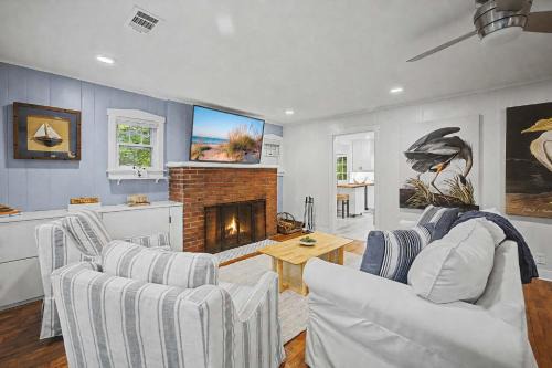 Cottage on Pine 5 Min Walk to Harbert Beach