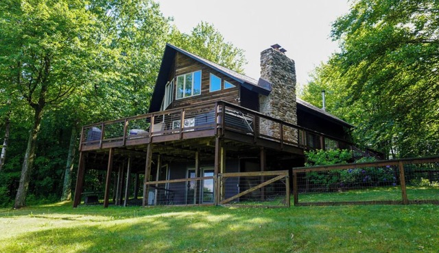 Countryside Estate/Lake Rights/sleep 30 people.
