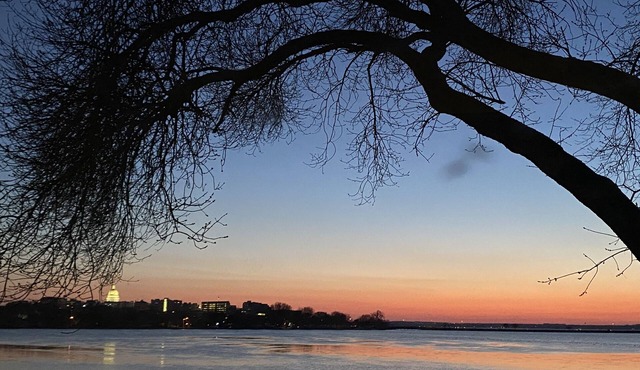 Cozy 2 Bedroom Lake House on Monona Bay with Gorgeous Views of the Capital