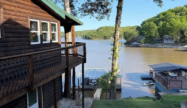 Cozy 3-bedroom cabin in tranquil Lake of the Ozarks with AC comfort