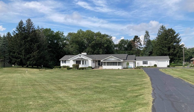 Cozy 3-bedroom country house minutes from Knox and Monmouth Colleges!
