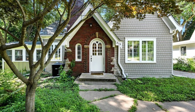 Cozy 3-Bedroom Historic Home in Iowa City Near Downtown