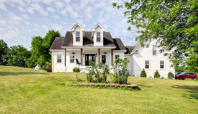 Cozy Farmhouse Getaway