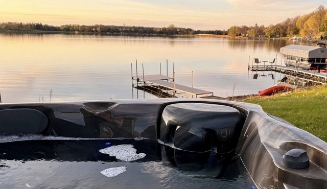 Cozy Lake Escape - Hot tub, Sauna, Fire Pit, Kayak/Canoe & More