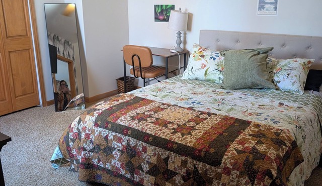 Cozy Lake Suite: Cabin Feel, City Close, Dogs OK!
