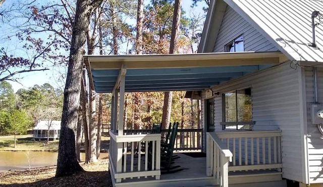 Cozy Pondfront Cabin with Outdoor BBQ & Fire Pit Near Zwolle, Louisiana