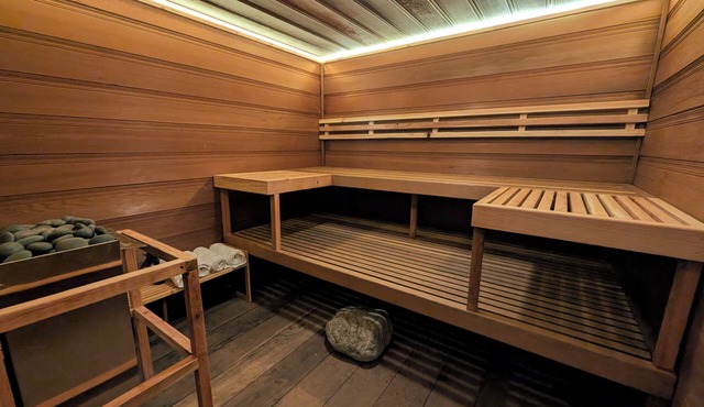 Cozy Private Suite w/Fireplace, Indoor Sauna & Deck. Close to everything!