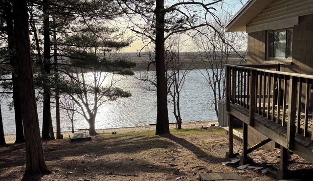 Cozy Quiet Water front Cabin for the perfect get away. 5 minutes from town.