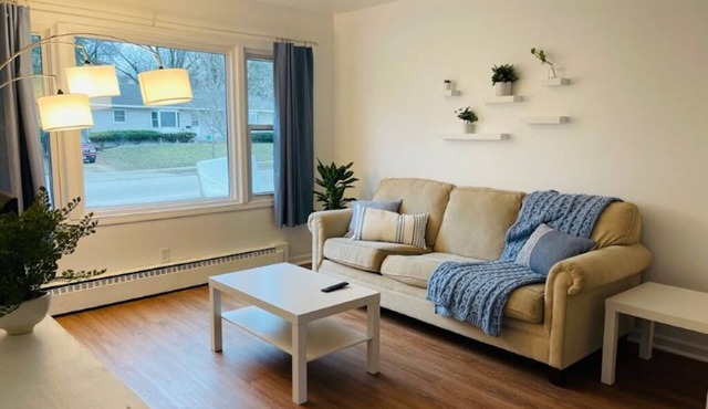 Cozy Recently-Renovated Unit 15 Minutes From Downtown