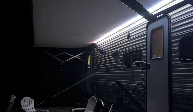Cozy RV with Master & Bunk Room in Goreville, IL a few steps from Lake of Egypt!