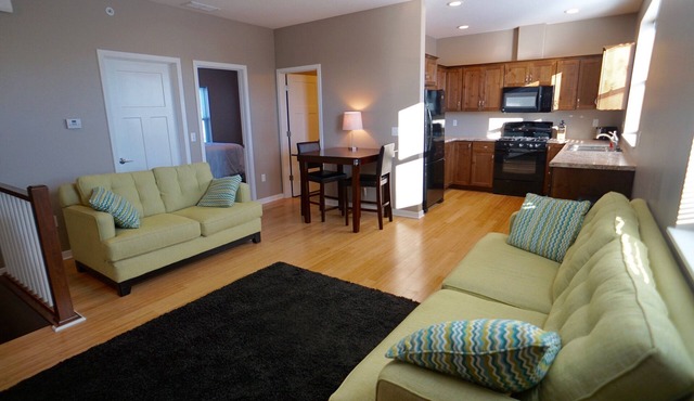 Cozy updated Condo. Close to shopping and restaurants.