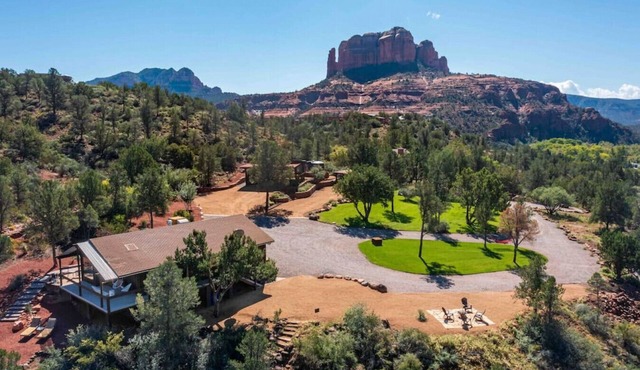 Creekside Cabin on 5 Acres, Red Rock views, Walk to Cathedral Rock and Oak Creek