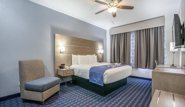 Days Inn & Suites by Wyndham Webster NASA-ClearLake-Houston