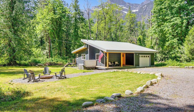 Deck, Hot Tub & Views: Sleek Getaway in Index!