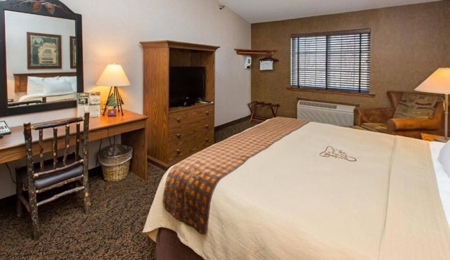 Deluxe King Room l Heated Pool, Hot Tub & Breakfast | 4mi to Lake Onalaska