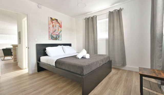✨Designer Chic One Bedroom w/Full Kitchen Free Parking