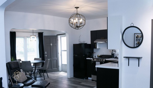 Discover a charming haven in Port Dalhousie.With our own private parking lot. in St. Catharines