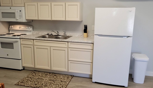 Downtown Tell City Ground floor 1 Bed 1 Bath Wifi 30 minutes to Holiday World