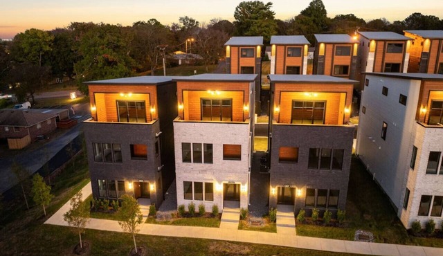 East Nash Luxury Escape w/Rooftop Deck-Sleeps 12!