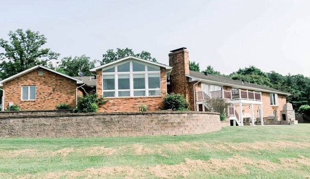 Elegant Glamping Vacation Rental in Missouri - Tranquil Getaway Suitable for 10 People near Owensville