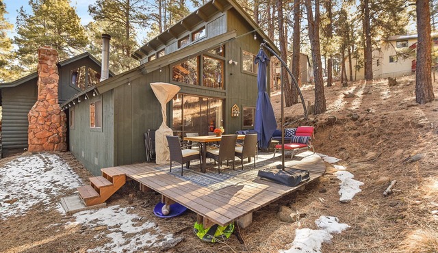 Enchanted Forest | Super Cozy Cabin on 2 Acres | Sledding Hills, Tree Swing & Pool Table