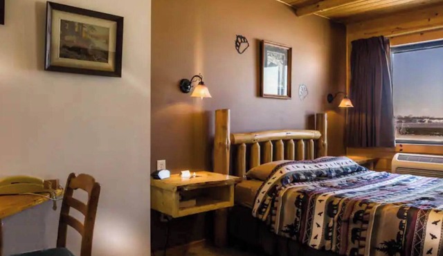 Enjoy a lakeview sunset in Room 6 - The Bear's Den - Curriers Lakeview Lodge