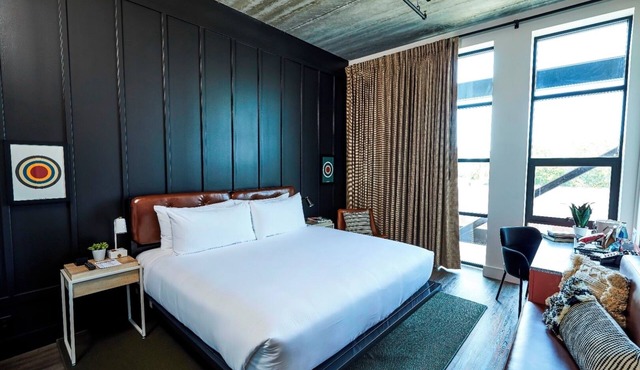 Enjoy Funky Boutique Room w/Skyline Views – Food & Fun Nearby! Close to Airport