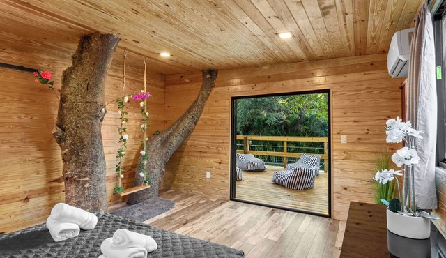 Epic Treehouse Villa - Pool Pickleball