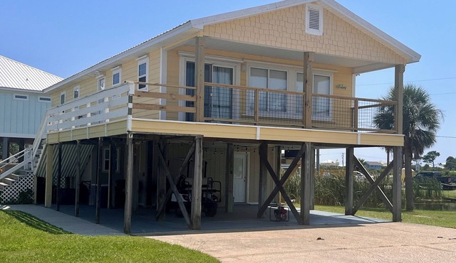 Escape to 4 PALMS! Spacious & Serene 3 Bedroom Cottage with Fishing Pier