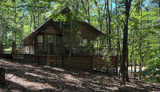 Escape to The Woods of Pickwick: Cozy cabin that is pet-friendly