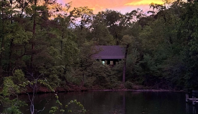 F-CATCH YA LATER! Vintage Style Lakefront Cabin-Swim-Fish-Docks-Pet Friendly!