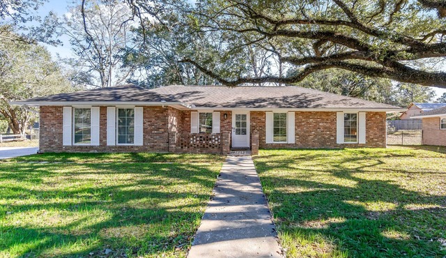 Fabulous 5 Bedroom Elegance Near LSU -Single Level home with Mother-in-Law suite