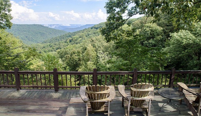 Fabulous retreat with gorgeous views! Minutes to Sewanee, Monteagle! Sleeps 12!