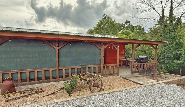Family Cabin near the water and next to Glade Top/Mark Twain National Forest