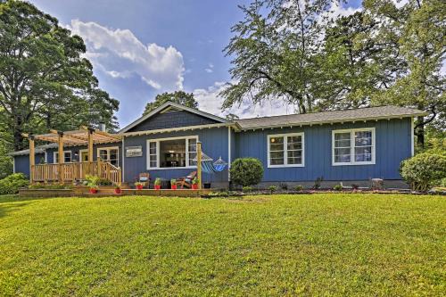 Family-Friendly Escape ~ 6 Mi to City Center!