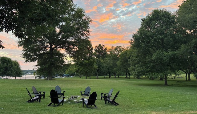 Family Lakefront Retreat with Kayaks + SUP’s + Firepit just 30 mins to Nashville
