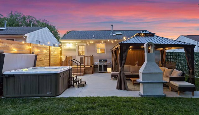 Family Retreat w/Hot Tub near Zoo & Forest Park