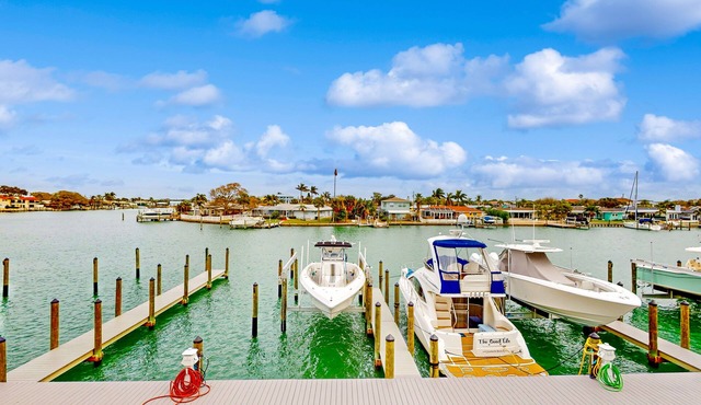 Fifth-floor waterfront condo with washer/dryer & access to pool, hot tub, dock