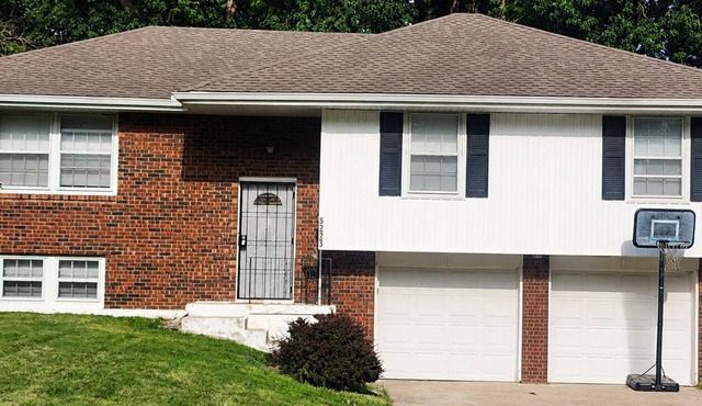 Full 3-bedroom house in Raytown. Easy 10 min drive to MAJOR INTERNATIONAL SPORTING EVENT Kansas City Stadium.