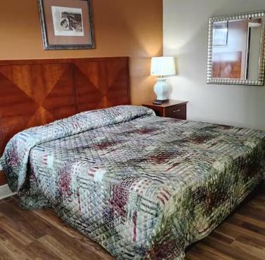 Gated - 1 King Bed 1 Bath Apt with Full Kitchen 103