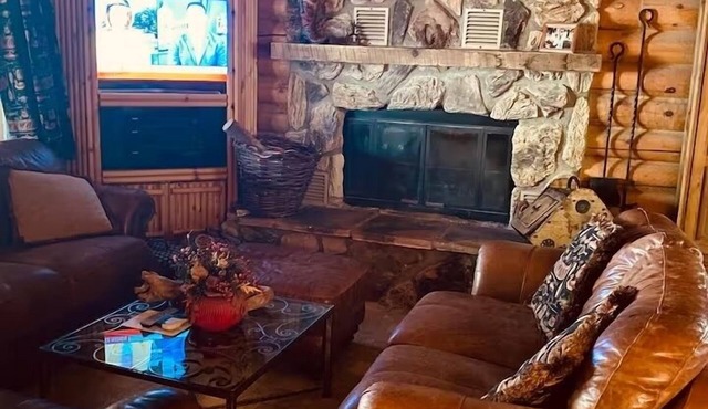 Gorgeous Full-Log Cabin in the Pines directly on Tonto Creek