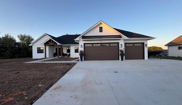 Gorgeous New build 3 bedrooms Sleeps 10 in Omro ,WI water access